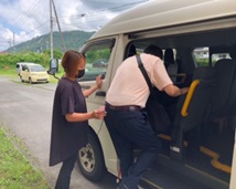福祉車両への乗車を手伝うまいたさん
